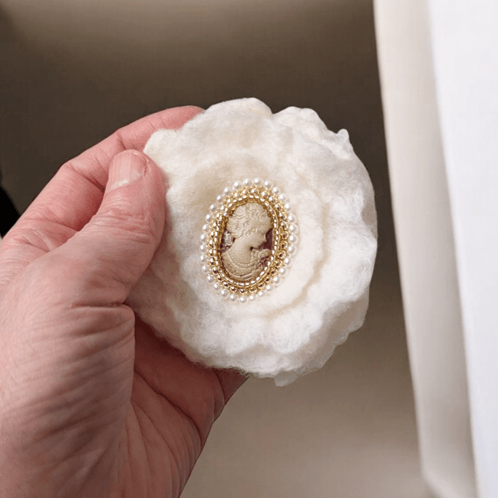 【卒入学式に】軽くて上品な羊毛フェルトのカメオブローチ｜パールが彩る大人のブローチ（白）｜受注製作 | 8枚目