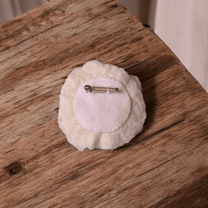 【卒入学式に】軽くて上品な羊毛フェルトのカメオブローチ｜パールが彩る大人のブローチ（白）｜受注製作 | 9枚目