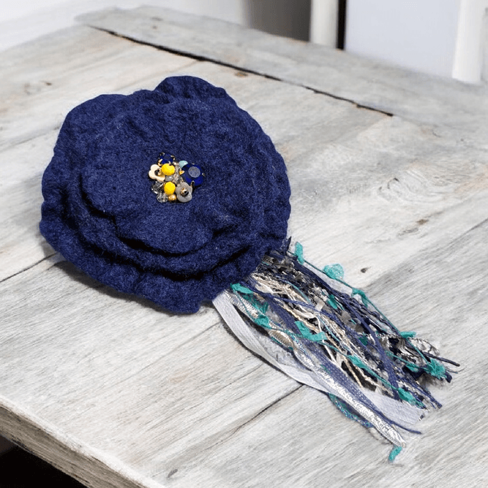ふんわり揺れる、ハレの日の花。羊毛フェルトのブーケコサージュ（濃紺）｜卒入学式・ブローチ｜受注製作