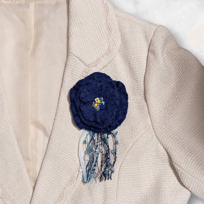 ふんわり揺れる、ハレの日の花。羊毛フェルトのブーケコサージュ（濃紺）｜卒入学式・ブローチ｜受注製作 | 2枚目