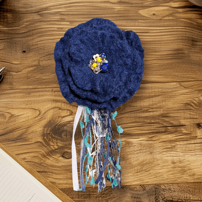 ふんわり揺れる、ハレの日の花。羊毛フェルトのブーケコサージュ（濃紺）｜卒入学式・ブローチ｜受注製作 | 3枚目