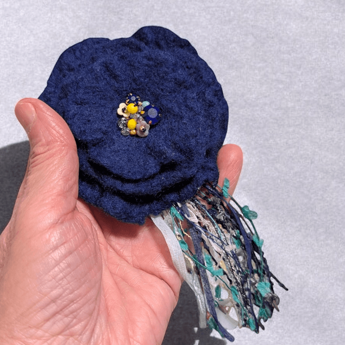 ふんわり揺れる、ハレの日の花。羊毛フェルトのブーケコサージュ（濃紺）｜卒入学式・ブローチ｜受注製作 | 4枚目