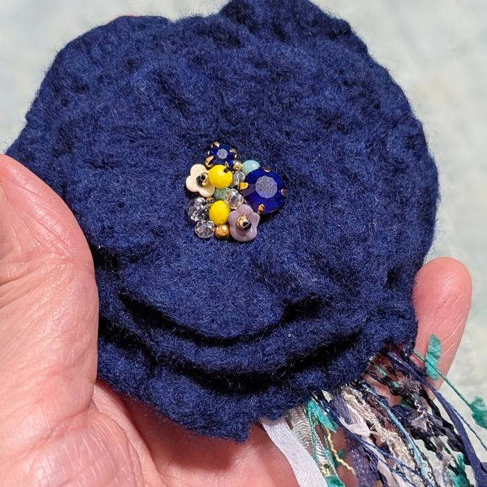 ふんわり揺れる、ハレの日の花。羊毛フェルトのブーケコサージュ（濃紺）｜卒入学式・ブローチ｜受注製作 | 5枚目