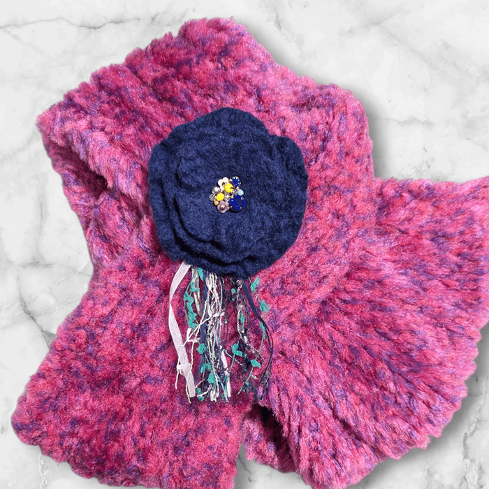 ふんわり揺れる、ハレの日の花。羊毛フェルトのブーケコサージュ（濃紺）｜卒入学式・ブローチ｜受注製作 | 6枚目