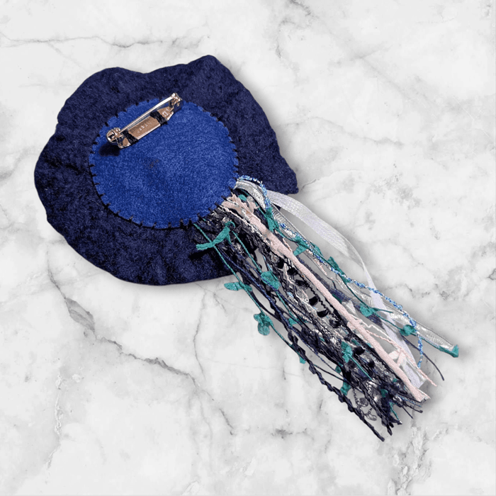 ふんわり揺れる、ハレの日の花。羊毛フェルトのブーケコサージュ（濃紺）｜卒入学式・ブローチ｜受注製作 | 7枚目